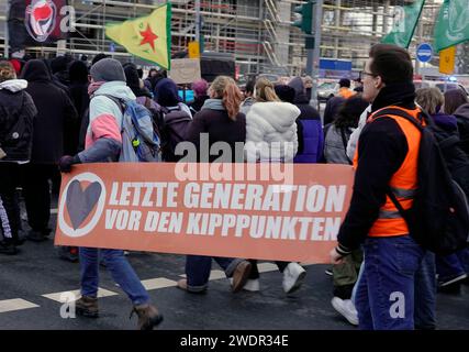 21.01.2024, Chedmnitz, Demonstration Das Bündnis Zusammen gegen rechts Hat für Sonntag zu einer anti-AfD-Demonstration aufgerufen. Treffpunkt ist 15,00 Uhr am Karl-Marx-Monument. DAS Motto ist alle zusammen gegen den Faschismus . Es gab einen Aufmarsch durch die Innenstadt mit einer Zwischenkundgebung an der Haltestelle Theaterstrasse. Die Polizei war vor Ort. Mehrere Tausend Teilnehmer nahmen an der Demonstration teil. Anti-AfD-Demo *** 21 01 2024, Chedmnitz, manifestation l'alliance Zusammen gegen rechts a appelé à une manifestation anti AfD le dimanche point de rencontre est 3 heures au Karl M. Banque D'Images