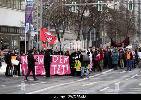 21.01.2024, Chedmnitz, Demonstration Das Bündnis Zusammen gegen rechts Hat für Sonntag zu einer anti-AfD-Demonstration aufgerufen. Treffpunkt ist 15,00 Uhr am Karl-Marx-Monument. DAS Motto ist alle zusammen gegen den Faschismus . Es gab einen Aufmarsch durch die Innenstadt mit einer Zwischenkundgebung an der Haltestelle Theaterstrasse. Die Polizei war vor Ort. Mehrere Tausend Teilnehmer nahmen an der Demonstration teil. Anti-AfD-Demo *** 21 01 2024, Chedmnitz, manifestation l'alliance Zusammen gegen rechts a appelé à une manifestation anti AfD le dimanche point de rencontre est 3 heures au Karl M. Banque D'Images