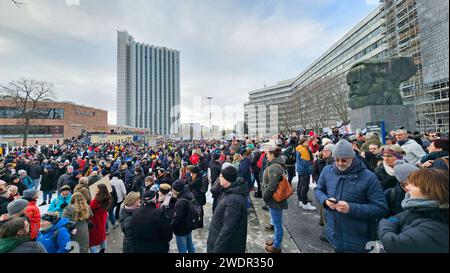 21.01.2024, Chedmnitz, Demonstration Das Bündnis Zusammen gegen rechts Hat für Sonntag zu einer anti-AfD-Demonstration aufgerufen. Treffpunkt ist 15,00 Uhr am Karl-Marx-Monument. DAS Motto ist alle zusammen gegen den Faschismus . Es gab einen Aufmarsch durch die Innenstadt mit einer Zwischenkundgebung an der Haltestelle Theaterstrasse. Die Polizei war vor Ort. Mehrere Tausend Teilnehmer nahmen an der Demonstration teil. Anti-AfD-Demo *** 21 01 2024, Chedmnitz, manifestation l'alliance Zusammen gegen rechts a appelé à une manifestation anti AfD le dimanche point de rencontre est 3 heures au Karl M. Banque D'Images