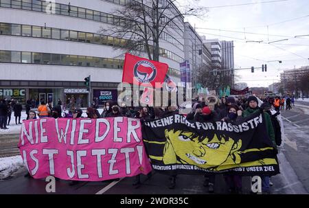 21.01.2024, Chedmnitz, Demonstration Das Bündnis Zusammen gegen rechts Hat für Sonntag zu einer anti-AfD-Demonstration aufgerufen. Treffpunkt ist 15,00 Uhr am Karl-Marx-Monument. DAS Motto ist alle zusammen gegen den Faschismus . Es gab einen Aufmarsch durch die Innenstadt mit einer Zwischenkundgebung an der Haltestelle Theaterstrasse. Die Polizei war vor Ort. Mehrere Tausend Teilnehmer nahmen an der Demonstration teil. Anti-AfD-Demo *** 21 01 2024, Chedmnitz, manifestation l'alliance Zusammen gegen rechts a appelé à une manifestation anti AfD le dimanche point de rencontre est 3 heures au Karl M. Banque D'Images