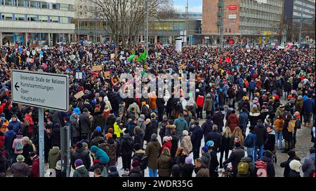 21.01.2024, Chedmnitz, Demonstration Das Bündnis Zusammen gegen rechts Hat für Sonntag zu einer anti-AfD-Demonstration aufgerufen. Treffpunkt ist 15,00 Uhr am Karl-Marx-Monument. DAS Motto ist alle zusammen gegen den Faschismus . Es gab einen Aufmarsch durch die Innenstadt mit einer Zwischenkundgebung an der Haltestelle Theaterstrasse. Die Polizei war vor Ort. Mehrere Tausend Teilnehmer nahmen an der Demonstration teil. Anti-AfD-Demo *** 21 01 2024, Chedmnitz, manifestation l'alliance Zusammen gegen rechts a appelé à une manifestation anti AfD le dimanche point de rencontre est 3 heures au Karl M. Banque D'Images