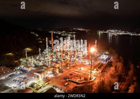 Vue aérienne de la raffinerie de pétrole la nuit, tour de distillation, production de gaz, cheminée de fumée, près de Vancouver, Canada. Banque D'Images