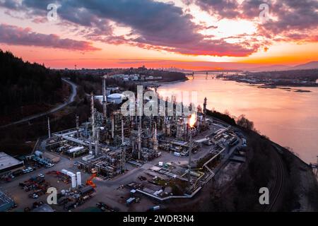 Vue aérienne de la raffinerie de pétrole, tour de distillation, production de gaz, cheminée de fumée, près de Vancouver, Canada. Banque D'Images