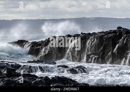 Paysage côtier rocheux et fureur d'océan à Phillip Island, Victoria Banque D'Images