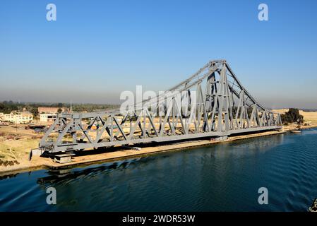 Pont ferroviaire El-Ferdan, pont tournant, canal de Suez, près d'Ismailia, Egypte Banque D'Images