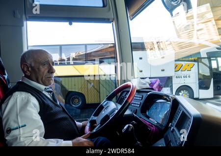 Chauffeur de bus turc au volant chez Mercedes-Benz a fabriqué un bus répandu en Turquie exploité par Metro Company, un grand transporteur de bus en Turquie Banque D'Images