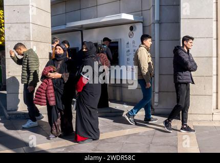 Les gens locaux utilisant distributeur automatique de billets dans le centre historique de Sanliurfa Turquie Banque D'Images
