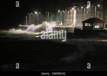 Aberystwyth pays de Galles UK météo 22 janvier la tempête Isha frappe la côte ouest du pays de Galles pendant la nuit avec des rafales allant jusqu'à 80 km/h conduisant dans de grosses vagues. Un avertissement de vent orange est en place avec danger pour la vie et les biens, crédit : mike davies/Alamy Live News Banque D'Images