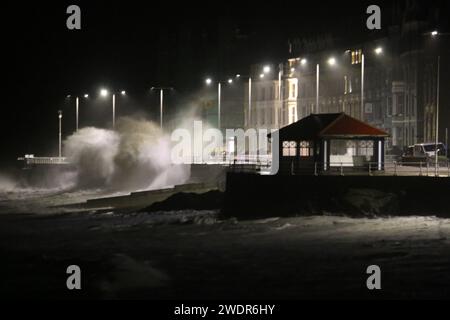 Aberystwyth pays de Galles UK météo 22 janvier la tempête Isha frappe la côte ouest du pays de Galles pendant la nuit avec des rafales allant jusqu'à 80 km/h conduisant dans de grosses vagues. Un avertissement de vent orange est en place avec danger pour la vie et les biens, crédit : mike davies/Alamy Live News Banque D'Images