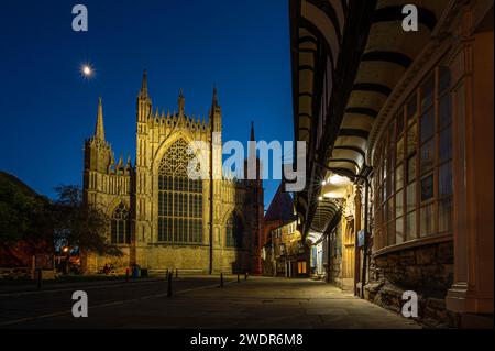 York Minster, illuminé par une nuit d'été claire. Banque D'Images