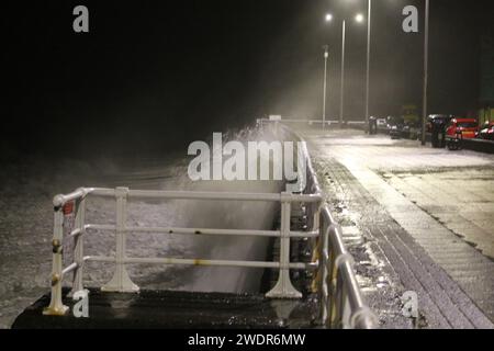 Aberystwyth pays de Galles UK météo 22 janvier la tempête Isha frappe la côte ouest du pays de Galles pendant la nuit avec des rafales allant jusqu'à 80 km/h conduisant dans de grosses vagues. Un avertissement de vent orange est en place avec danger pour la vie et les biens, crédit : mike davies/Alamy Live News Banque D'Images