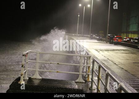 Aberystwyth pays de Galles UK météo 22 janvier la tempête Isha frappe la côte ouest du pays de Galles pendant la nuit avec des rafales allant jusqu'à 80 km/h conduisant dans de grosses vagues. Un avertissement de vent orange est en place avec danger pour la vie et les biens, crédit : mike davies/Alamy Live News Banque D'Images