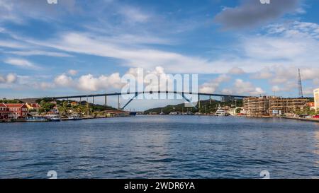 Pont de la Reine Juliana, vu de la ville de Willemstad, la capitale de Curaçao, une île des Antilles néerlandaises dans les Caraïbes Banque D'Images