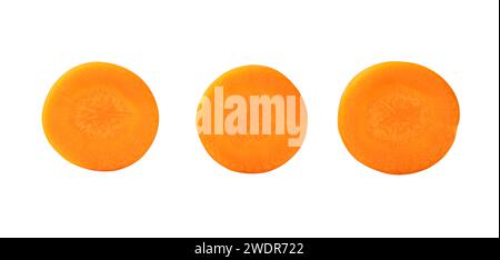 Vue de face des belles tranches de carottes fraîches ou des morceaux dans l'ensemble est isolé sur fond blanc avec chemin de découpage. Banque D'Images