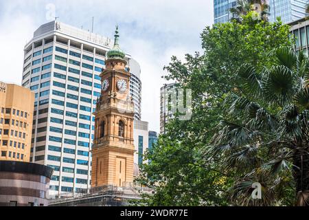 Explorer le cœur dynamique de Sydney : le centre-ville, le clocher Banque D'Images