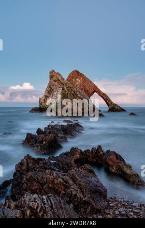 Bow Fiddle Rock au crépuscule en décembre. Portknockie, Morayshire, Écosse. Exposition longue Banque D'Images