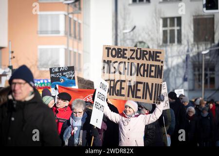 Protestierende BEI der Demonstration des Erfurter Buendnisses Auf die Plaetze am 20.01.2024 auf dem Domplatz à Erfurt. Laut Polizei versammelten sich mindestens 10,000 Menschen. Die démonstration stand unter dem Motto nie wieder ist jetzt. Antifaschismus muss man selber machen. DAS Buendnis appellierte an alle Menschen in Thueringen, die Agenda der AfD zu hinterfragen und sich fuer den Erhalt der Demokratie einzusetzen. Der Thueringer Landesverband der AfD wird vom Landesverfassungsschutz als gesichert rechtsextremistisch eingestuft. Siehe epd-Meldung vom 20.01.2024 USAGE ÉDITORIAL SEULEMENT *** Pr Banque D'Images