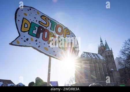 Protestierende BEI der Demonstration des Erfurter Buendnisses Auf die Plaetze am 20.01.2024 auf dem Domplatz à Erfurt. Laut Polizei versammelten sich mindestens 10,000 Menschen. Die démonstration stand unter dem Motto nie wieder ist jetzt. Antifaschismus muss man selber machen. DAS Buendnis appellierte an alle Menschen in Thueringen, die Agenda der AfD zu hinterfragen und sich fuer den Erhalt der Demokratie einzusetzen. Der Thueringer Landesverband der AfD wird vom Landesverfassungsschutz als gesichert rechtsextremistisch eingestuft. Siehe epd-Meldung vom 20.01.2024 USAGE ÉDITORIAL SEULEMENT *** Pr Banque D'Images