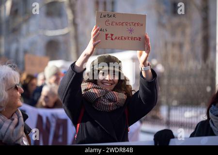 Protestierende BEI der Demonstration des Erfurter Buendnisses Auf die Plaetze am 20.01.2024 auf dem Domplatz à Erfurt. Laut Polizei versammelten sich mindestens 10,000 Menschen. Die démonstration stand unter dem Motto nie wieder ist jetzt. Antifaschismus muss man selber machen. DAS Buendnis appellierte an alle Menschen in Thueringen, die Agenda der AfD zu hinterfragen und sich fuer den Erhalt der Demokratie einzusetzen. Der Thueringer Landesverband der AfD wird vom Landesverfassungsschutz als gesichert rechtsextremistisch eingestuft. Siehe epd-Meldung vom 20.01.2024 USAGE ÉDITORIAL SEULEMENT *** Pr Banque D'Images