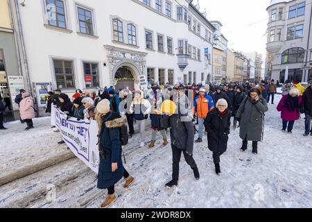 Protestierende BEI der Demonstration des Erfurter Buendnisses Auf die Plaetze am 20.01.2024 auf dem Domplatz à Erfurt. Laut Polizei versammelten sich mindestens 10,000 Menschen. Die démonstration stand unter dem Motto nie wieder ist jetzt. Antifaschismus muss man selber machen. DAS Buendnis appellierte an alle Menschen in Thueringen, die Agenda der AfD zu hinterfragen und sich fuer den Erhalt der Demokratie einzusetzen. Der Thueringer Landesverband der AfD wird vom Landesverfassungsschutz als gesichert rechtsextremistisch eingestuft. Siehe epd-Meldung vom 20.01.2024 USAGE ÉDITORIAL SEULEMENT *** Pr Banque D'Images