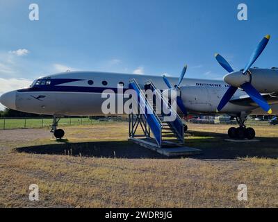 Avion de passagers il-18 vintage à l'aéroport de Leipzig. Septembre 14 2023 Leipzig Allemagne Banque D'Images