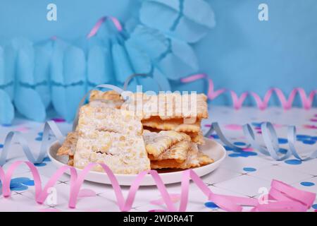 Snack italien pour la saison du carnaval appelé 'Galani', 'Chiacchiere' ou 'Crostoli' selon la région. Aussi connu sous le nom de pâtisserie Angel Wings Banque D'Images