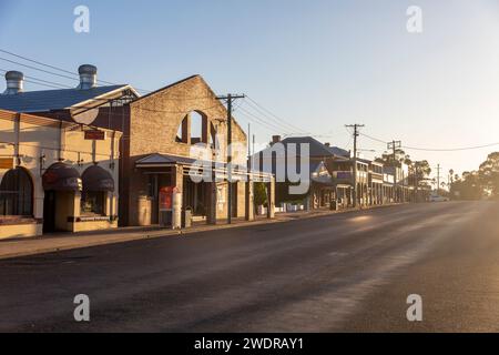 Centre-ville de Mudgee, lever du soleil matin en été crée une brume brumeuse sur la ville dans la région de Nouvelle-Galles du Sud, Australie, 2024 Banque D'Images