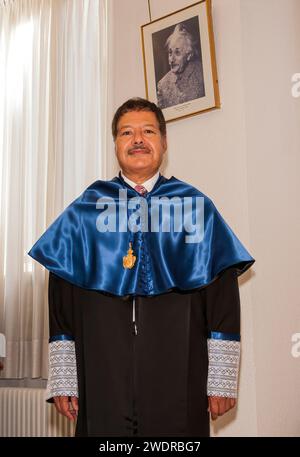 Portrait du chimiste et professeur d'université américain Ahmed Hassan Zewail. Lauréat du prix Nobel de chimie et docteur Honoris Causa. Banque D'Images