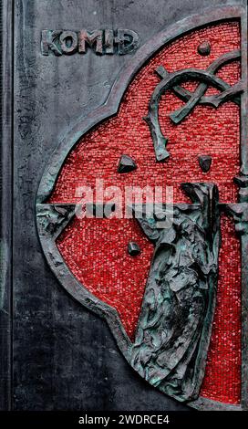 Gros plan du symbole du christianisme représentant quatre feuilles et inscription en langue islandaise sur la demi-porte massive en bronze de l'église Hallgrimskirkja Banque D'Images