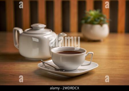 Tisane avec tasse de thé blanc et théière. Concept de thé Banque D'Images