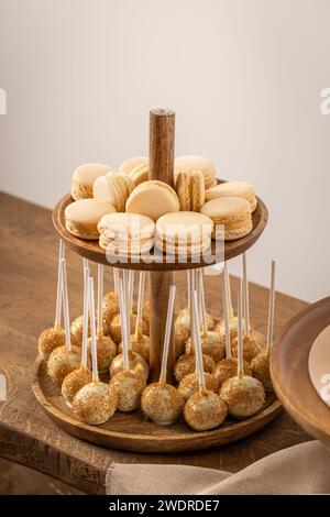 Gâteaux au chocolat sucrés et macarons sur la table de mariage Banque D'Images