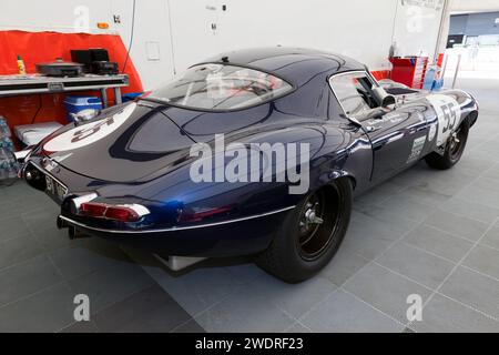 Martin Melling et Jason Minshaw's Dark Grey, 1962, Jaguar E-Type FHC, exposé au festival Silverstone 2023 Banque D'Images