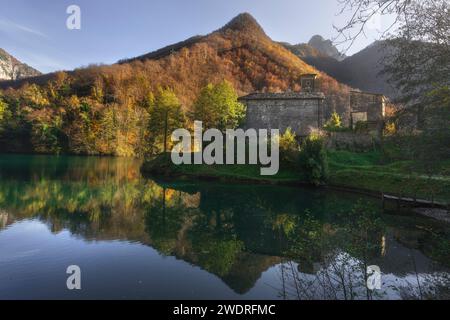 Isola Santa village médiéval, lac et montagnes Alpi Apuane dans le feuillage d'automne. Garfagnana, région Toscane, Italie, Europe Banque D'Images