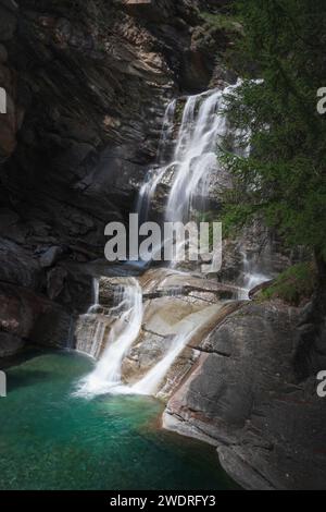 Cascades de Lillaz en été, la partie supérieure. Cogne, Vallée d'Aoste, Italie Banque D'Images