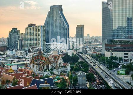 Bang Rak, Bangkok ; Thaïlande - 1er novembre 2023 : une vue aérienne surélevée de Silom, y compris Wat Hua Lamphong (un temple bouddhiste) et Samyan Mitrtown Banque D'Images