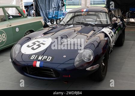 Martin Melling et Jason Minshaw's Dark Grey, 1962, Jaguar E-Type FHC, exposé au festival Silverstone 2023 Banque D'Images