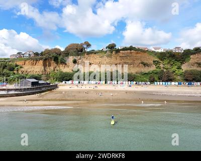 Falaises et cabanes de plage Shanklin Isle of Wight UK drone, aérien Banque D'Images