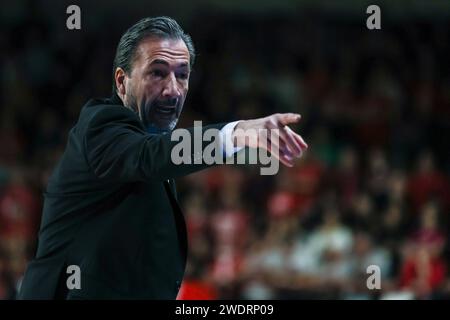 Varese, Italie. 21 janvier 2024. Luca Banchi entraîneur-chef de Virtus Segafredo Bologne gestes pendant LBA Lega basket match de saison régulière 2023/24 entre Pallacanestro Varese OpenJobMetis et Virtus Segafredo Bologne à Itelyum Arena, Varese, Italie le 21 janvier 2024 crédit : Independent photo Agency/Alamy Live News Banque D'Images