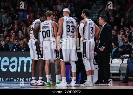 Varese, Italie. 21 janvier 2024. Joueurs de Virtus Segafredo Bologne vus lors de LBA Lega basket Un match de saison régulière 2023/24 entre Pallacanestro Varese OpenJobMetis et Virtus Segafredo Bologne à Itelyum Arena, Varese, Italie le 21 janvier 2024 crédit : Agence photo indépendante/Alamy Live News Banque D'Images