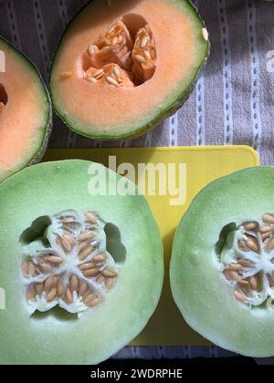 Melons fraîchement coupés sur le comptoir de cuisine Banque D'Images