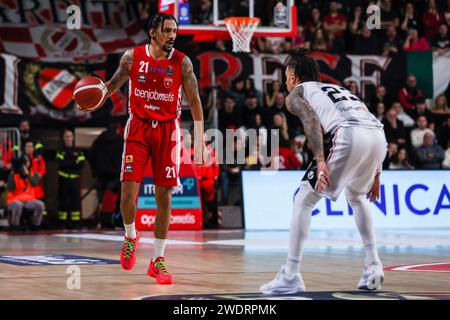 Varese, Italie. 21 janvier 2024. Olivier Hanlan #21 de Pallacanestro Varese OpenJobMetis (G) et Daniel Hackett #23 de Virtus Segafredo Bologne (D) vu en action lors de LBA Lega basket Un match de saison régulière 2023/24 entre Pallacanestro Varese OpenJobMetis et Virtus Segafredo Bologne à Itelyum Arena, Varese, Italie le 21 janvier 2024 crédit: Agence photo indépendante/Alamy Live News Banque D'Images