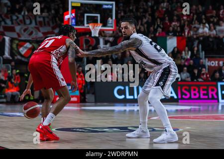 Varese, Italie. 21 janvier 2024. Daniel Hackett #23 de Virtus Segafredo Bologne (à droite) est en compétition pour le ballon contre Olivier Hanlan #21 de Pallacanestro Varese OpenJobMetis (à gauche) lors de LBA Lega basket match de saison régulière 2023/24 entre Pallacanestro Varese OpenJobMetis et Virtus Segafredo Bologne à Itelyum Arena, Varese, Italie le 21 janvier 2024 crédit: Agence photo indépendante/Alamy Live News Banque D'Images