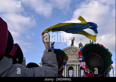 Non exclusive : LVIV, UKRAINE - 21 JANVIER 2024 - la tentative d'établir le record de l'Ukraine pour le plus long drapeau ukrainien avec les souhaits de l'armée Banque D'Images