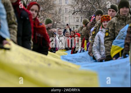 Non exclusive : LVIV, UKRAINE - 21 JANVIER 2024 - adultes et enfants sont photographiés lors de la tentative d'établir le record de l'Ukraine pour le plus long Ukraini Banque D'Images