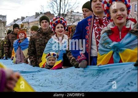 Non exclusive : LVIV, UKRAINE - 21 JANVIER 2024 - adultes et enfants sont photographiés lors de la tentative d'établir le record de l'Ukraine pour le plus long Ukraini Banque D'Images