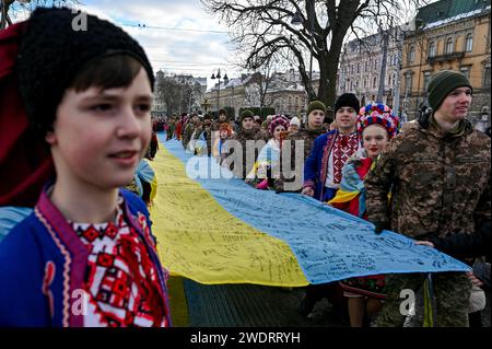 Non exclusive : LVIV, UKRAINE - 21 JANVIER 2024 - adultes et enfants sont photographiés lors de la tentative d'établir le record de l'Ukraine pour le plus long Ukraini Banque D'Images