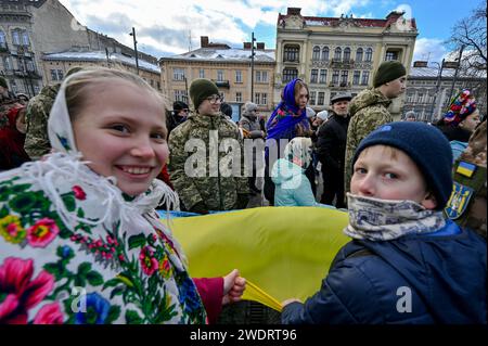 Non exclusive : LVIV, UKRAINE - 21 JANVIER 2024 - adultes et enfants sont photographiés lors de la tentative d'établir le record de l'Ukraine pour le plus long Ukraini Banque D'Images