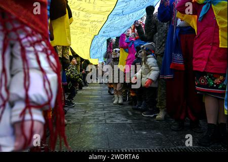 Non exclusive : LVIV, UKRAINE - 21 JANVIER 2024 - adultes et enfants sont photographiés lors de la tentative d'établir le record de l'Ukraine pour le plus long Ukraini Banque D'Images