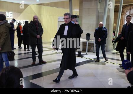 © PHOTOPQR/LE PARISIEN/pH Lavieille ; PARIS ; 22/01/2024 ; les procès des attentats de Trèbes et Carcassonne commis le 23 mars 2018, s'ouvrier devant la Cour d'Assise spéciale de Paris pour une durée de cinq semaines en présence de la mère de Arnaud Beltram est présente au coté de son avocat Maitre Thibault de Montbrial. Paris, Franxce, le 22 janvier 2024 sept suspects sont jugés en France plus de 2018 attentats terroristes de Trèbes et Carcassonne le procès des suspects présumés complices de la planification des attentats terroristes de Trèbes et Carcassonne de 2018 dans le sud de la France s'ouvre lundi à pari Banque D'Images