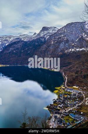 Paysage hivernal de Hallstatter See et montagnes autour de Hallstatt, une station balnéaire en Autriche Banque D'Images